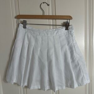 Forever 21 white pleated mini skort skirt. Size Medium.